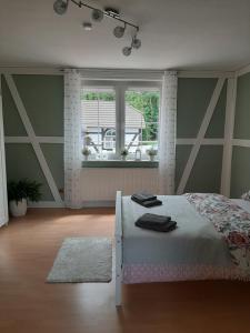 KönigerodeDer perfekte Ausgangspunkt的一间卧室设有一张床和一个窗口