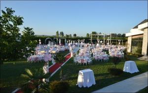 萨卡里亚İncipark Hotel的婚礼上一大堆桌子和椅子