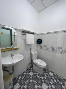迪石ĐỨC THẠNH HOTEL的一间带卫生间和水槽的浴室