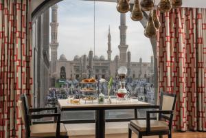 麦地那Sofitel Shahd Al Madinah的享有清真寺景致的客房内的一张桌子
