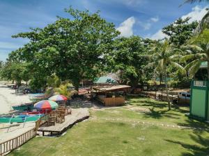 安达1peace beach resort的一个带游泳池、桌子和遮阳伞的度假村
