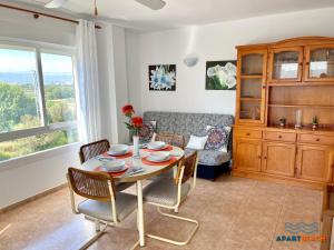 APARTBEACH LOS JUNCOS RESIDENCIAL PISCINAS y PETANCA的休息区