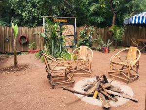 姆托瓦姆布Ava garden backpackers的院子里有两把椅子和一个火坑