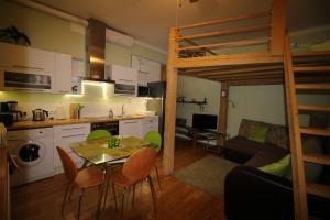 派尔努赛斯公寓的厨房以及带桌子和双层床的客厅。