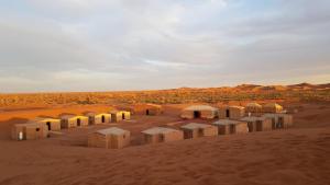 姆哈米德Chigaga Luxury Camp的沙漠中的小屋群