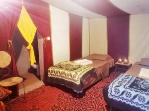 姆哈米德Chigaga Luxury Camp的一间卧室,配有两张床