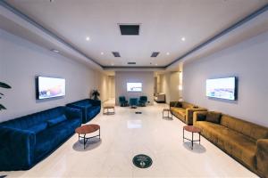 巴统Batumi Luxury Resort & Sea View Aparthotel的带沙发和椅子的大客厅