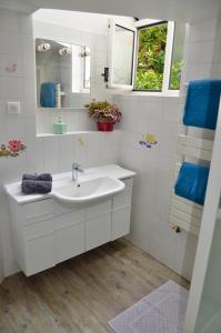 塞纳河畔伊夫里Le Jardin Paris的白色的浴室设有水槽和镜子