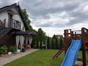 SpytkowiceCountry House - apartamenty blisko Energylandii的庭院里一个带蓝色滑梯的游乐场