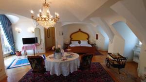 米尔滕贝格Hotel zum Riesen - älteste Fürstenherberge Deutschlands的卧室配有一张床和一张桌子