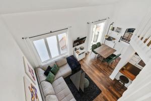 博普雷INITIAL - PETIT BONHEUR - Mont-Sainte-Anne的客厅配有沙发和桌子