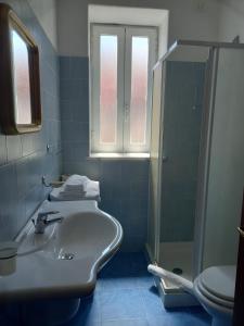伊斯基亚阿丽博格鲁康达苏鲁玛尔酒店的一间带水槽、淋浴和卫生间的浴室