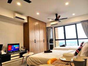雪邦Bell Suite - The Premium Suite @ Sepang的酒店客房设有两张床和一台平面电视。