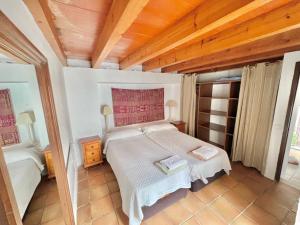 塔里法Apartamentos Tarifa Castillo的一间卧室设有一张床和木制天花板