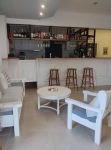 锡米阿纳斯塔西娅酒店的一间带桌椅的客厅和一间酒吧
