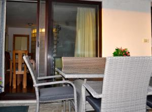 多博沃Apartment in the heart of Brda wine region, Boris and Darinka Marinič的门廊上的桌椅