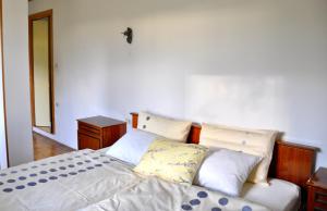 多博沃Apartment in the heart of Brda wine region, Boris and Darinka Marinič的一间卧室配有带白色床单和枕头的床。