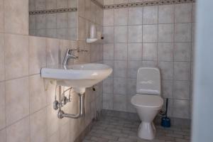 维比维比库鲁酒店的一间带水槽和卫生间的浴室
