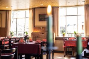 维比维比库鲁酒店的用餐室设有桌椅和窗户。
