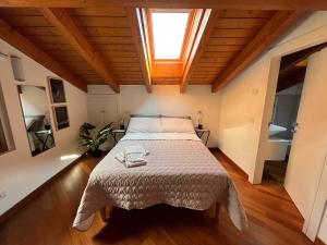 阿巴迪亚拉里亚纳Miss Scola Pastry Rooms - Lake Como的一间卧室配有一张带天窗的大床