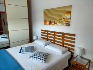 蒙特西尔瓦诺Stella Marina的卧室配有白色的床和两个枕头