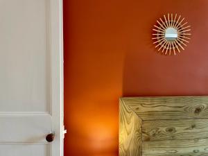 贝叶Le Cosy的橙色的墙,带有镜子和木箱