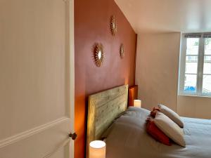 贝叶Le Cosy的卧室配有一张床,墙上有两面镜子