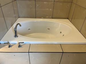 GarnettGarnett Hotel & RV Park的浴室设有浴缸和水龙头