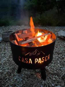 苏姆维特格Casa Pasch - Boutique Bed and Breakfast in Cumpadials的火坑,上面有读卡萨面食的标志