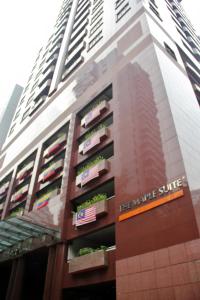 吉隆坡枫叶套房的一座大建筑的侧面有标志