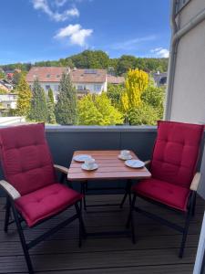 Oerlinghausenb im Welschen的美景阳台配有一张桌子和两把椅子