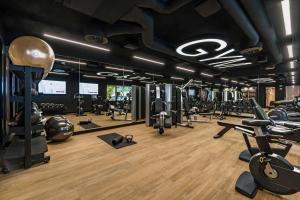 波尔图YOTEL Porto的一间健身房,里面有很多跑步机和举重器材