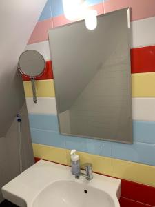 索非亚Minimalist Apartment的一间带水槽和镜子的浴室