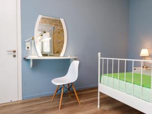 基萨莫斯Villa Agrithea的儿童间配有白色婴儿床和镜子