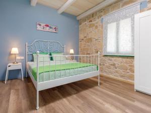 基萨莫斯Villa Agrithea的一间卧室设有一张床和石墙