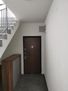 奥赫里德GOPO Guesthouse Elshani的走廊上设有楼梯、门和楼梯