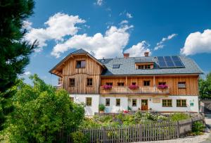 艾奇科劳森尔霍夫农家乐的屋顶上设有太阳能电池板的房子