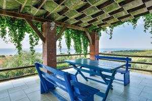 亚历山德鲁波利斯Villa Aiolos的天井上配有蓝色野餐桌和2把蓝色椅子