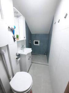 斯特鲁米察Happy apartments Strumica的浴室配有白色卫生间和盥洗盆。