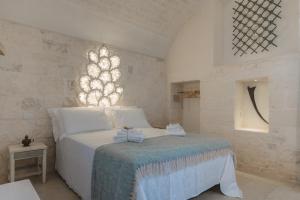 奇斯泰尼诺Borgo Altobello的卧室配有白色的床和窗户。