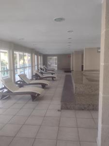 曼加拉蒂巴Porto Real Resort Suites 1的一大栋楼里一排空椅子