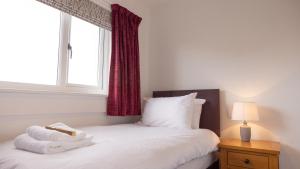 Cuan - Luxury accommodation, Balivanich, Benbecula客房内的一张或多张床位