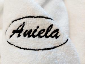 米兹多洛杰Willa Aniela的白色毛巾,上面写有印度语