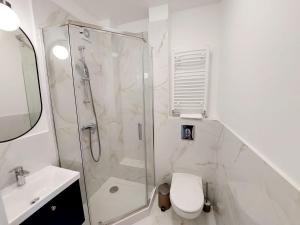 米兹多洛杰Willa Aniela的带淋浴、卫生间和盥洗盆的浴室
