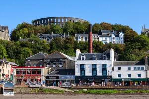 奥本Oban Bay Apartments的一组建筑,背景是圆形的