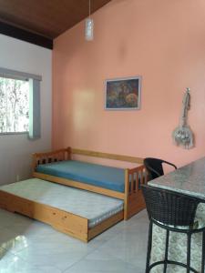 韦尔卡鲍Chalé Verde - Vale do Capão的一间卧室配有一张床和一张桌子