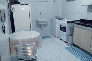 若昂佩索阿Quarto Individual para 3 Pessoas em AP Compartilhado的白色的厨房设有水槽和卫生间
