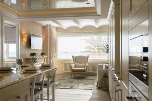 罗列特海岸Apartamento Marina的厨房配有桌椅和窗户。
