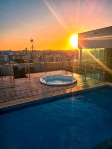 卡波布里奥帕拉迪索公司酒店的阳台的热水浴池,享有日落美景