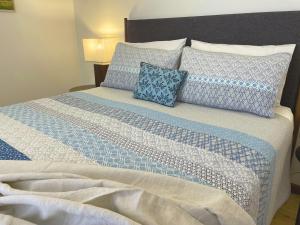 塔南达威利塔斯度假屋的一张带蓝色和白色床单及枕头的床
